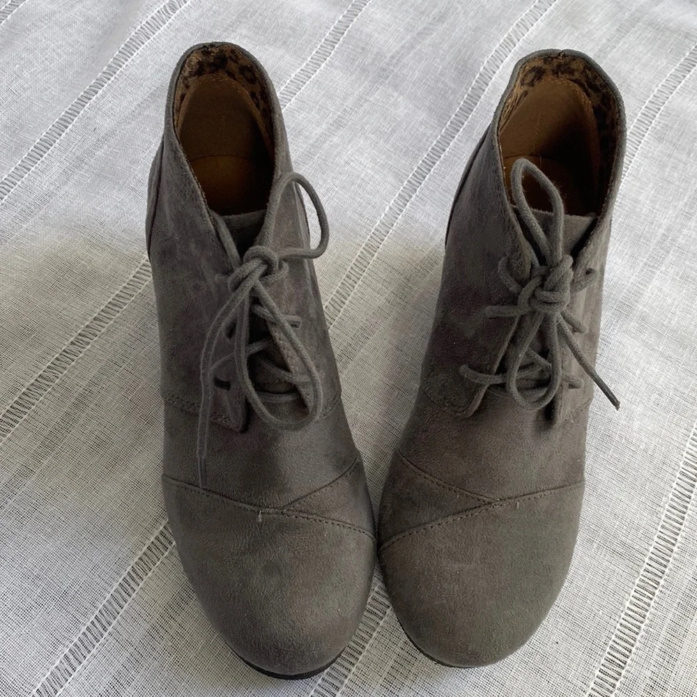 Soda City soft gray Oxford laces booties.*